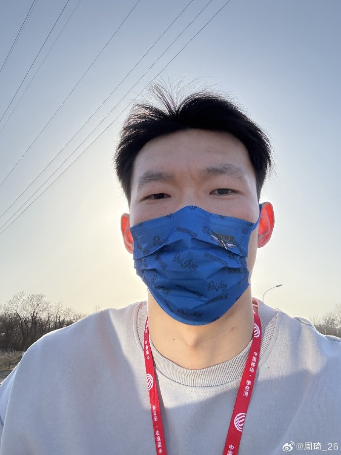 悠閑！周琦騎京牌電動(dòng)車出行：太陽(yáng)出來了 開京牌兜兜風(fēng)！