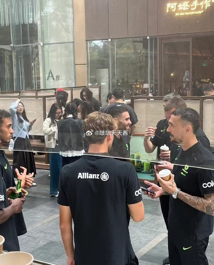 松弛感拉滿！澳大利亞隊員在杭州街頭喝奶茶