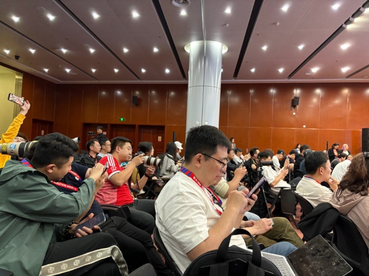 萬(wàn)眾矚目！記者擠滿國(guó)足賽前新聞發(fā)布廳，賽場(chǎng)記者預(yù)計(jì)超300人