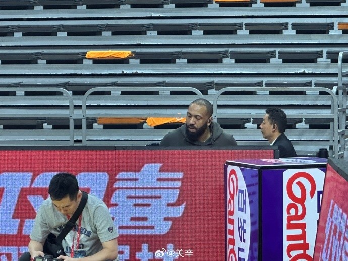 今晚不打？廣東主場(chǎng)迎戰(zhàn)廣廈 吉倫沃特一身便裝現(xiàn)身球館