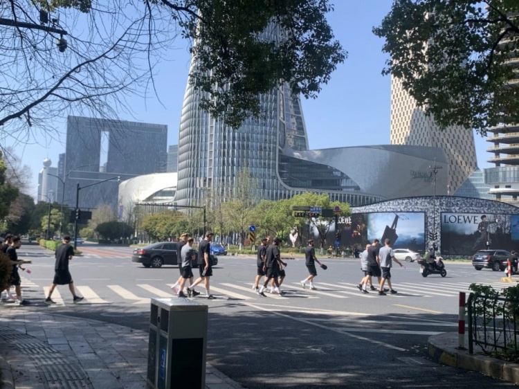 心態(tài)放松，有網(wǎng)友拍到澳大利亞隊早上在萬象城citywalk