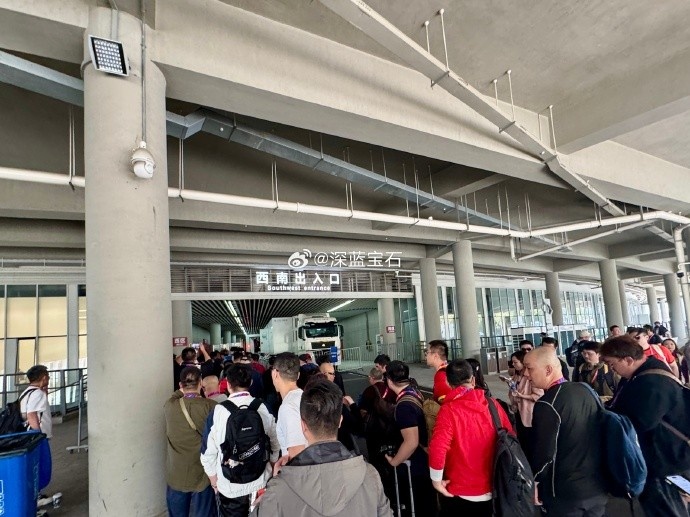 盛況空前！記者曬照：距離中澳之戰(zhàn)還有三小時(shí)，現(xiàn)場(chǎng)記者已超百名