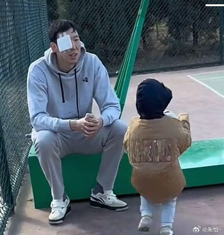 顧家好男人！記者曬出周琦手術(shù)后回歸家庭帶娃照片