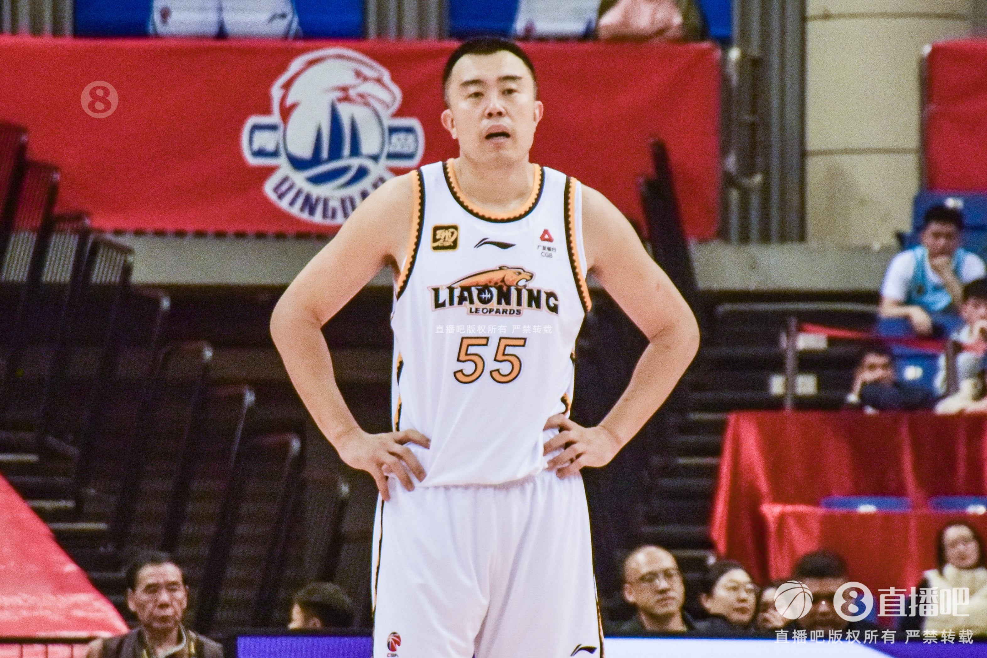 老將不容易！韓德君帶傷出戰(zhàn)半場6分鐘5犯 僅2板2助
