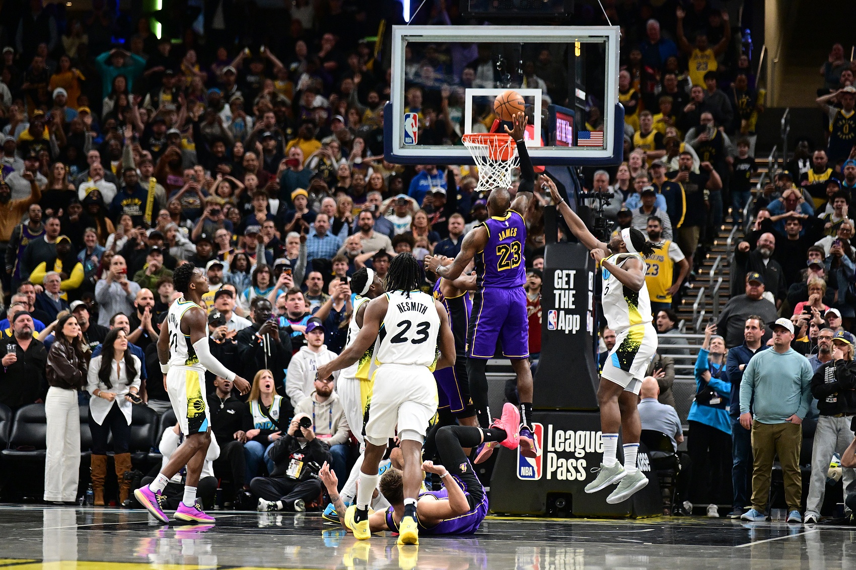 NBA歷史唯二面對(duì)同一支球隊(duì)有過(guò)3次壓哨絕殺的球員：?jiǎn)痰ず驼材匪?></div>
                <div   id=